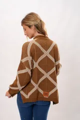 Sweater marrón con diseño de rombos color crema, cuello alto y mangas largas abullonadas.