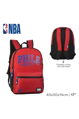 Mochila roja con detalles en negro, logo de la NBA y estampado frontal de "Phila" con una serpiente. Cuenta con un bolsillo frontal con cierre y tiras ajustables con tela mesh en la espalda.