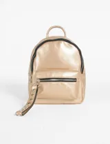 Mochila mini color dorado de cuero sintético con cierre de cremallera y bolsillo frontal con cremallera. Incluye asa de mano, correas ajustables para los hombros y llavero con tachas.