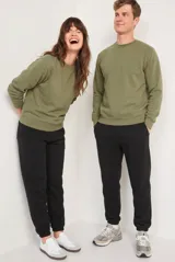 Pantalón de jogging unisex color negro, con cintura elástica y puños acanalados en los tobillos. Presenta un corte cómodo y bolsillos laterales.