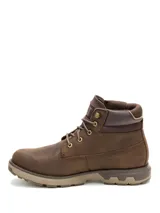 Bota de cuero de grano completo en color marrón chocolate, con diseño impermeable, cuello acolchado, cierre de cordones con ojales metálicos y suela de goma resistente inspirada en maquinaria pesada.