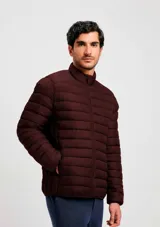 Campera puffer acolchada color bordó, con cuello alto y cierre frontal.