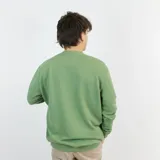 Buzo de punto color verde con logo bordado en el pecho.