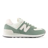 Championes urbanos New Balance modelo 574, color verde agua con detalles en blanco y rosa, confeccionados en gamuza y malla, con logo "N" característico en los laterales y entresuela ENCAP.