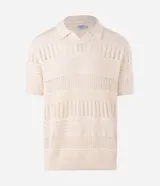 Polo de manga corta confeccionada en tejido de punto de algodón con textura de cables y relevos. Presenta cuello polo con abertura en V y un diseño de calce cómodo.