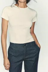 Camiseta de manga corta y cuello redondo, color crema, con tejido acanalado (rib) y corte ajustado (slim fit).