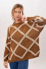 Sweater marrón con diseño de rombos color crema, cuello alto y mangas largas abullonadas.