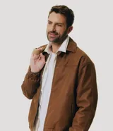 Campera Blue Steel de poliuretano con acabado gamuzado, color marrón, con cuello con solapa, cierre frontal, bolsillos laterales, y puños y cintura elastizados.
