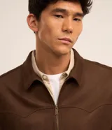 Campera masculina Marfinno de efecto gamuzado en color marrón, con cuello alto, cierre frontal de cremallera, bolsillos laterales y puños y bajo elastizados.