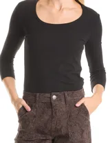 Remera de tejido rib marca Elie Tahari, con cuello redondo y mangas tres cuartos. Presenta un diseño ajustado al cuerpo y un pequeño avío metálico con logo en el ruedo.