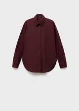 Camisa oversize de popelín de algodón en color bordó, con cuello camisero, manga larga con puños abotonados y cierre frontal de botones.