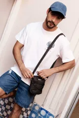 Gorro de gabardina azul denim, estilo béisbol, con visera curva y correa ajustable en la parte trasera.