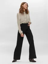 Pantalón wide leg de tiro alto negro, con pinzas y costuras frontales marcadas.