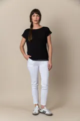 Remera de viscosa y algodón en color negro, con terminaciones de gasa en el cuello, las mangas cortas y el ruedo.