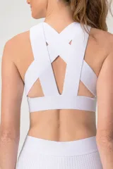 Top deportivo blanco con breteles anchos y espalda deportiva.