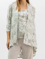 Conjunto de tres piezas compuesto por una musculosa de escote redondo, un cardigan abierto de mangas 3/4 y un pantalón de pierna ancha. La musculosa y el cardigan presentan un estampado abstracto con hilos metalizados, mientras que el pantalón es de color liso con cintura elástica.