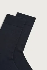 Par de calcetines de lana color gris oscuro, con acabado en rib elástico.