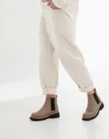 Botas Chelsea de cuero color topo, con elásticos laterales negros y suela track color caramelo.