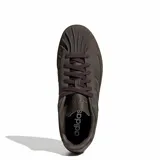 Championes Adidas Streettalk de color marrón, con diseño de caña baja, exterior de gamuza, las clásicas tres tiras perforadas en los laterales y la puntera de goma característica.