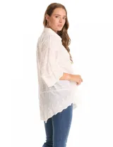 Camisa de algodón con detalles de broderie, cuello con solapa, cierre frontal con botones y mangas tres cuartos amplias.