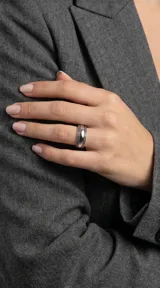 Anillo de plata 925 con diseño bombe, presenta una banda central lisa pulida flanqueada por dos hileras de marquesitas incrustadas.