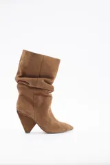 Botín de caña media confeccionado en cuero vacuno gamuzado color marrón, con diseño de caña holgada y taco cónico de altura media.