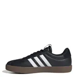 Championes urbanos Adidas modelo VL Court 3.0 para mujer, con parte superior de cuero sintético negro y las icónicas tres tiras laterales en color blanco. Presentan una suela vulcanizada de caucho en color marrón estilo skater y cierre mediante cordones.