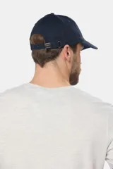 Gorro con visera de lona en color azul marino, con diseño de seis paneles y bordado frontal con la palabra Legacy. Cuenta con cierre ajustable en la parte posterior.