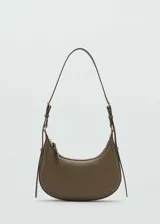 Bolso de hombro tipo hobo con diseño de media luna, confeccionado en material efecto piel. Cuenta con cierre de cremallera, forro interior y asa ajustable con hebillas metálicas.