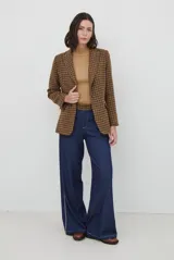 Pantalon de corte recto y pierna ancha, confeccionado en tela tipo denim color azul oscuro, con costuras a contratono y detalle de abertura lateral en el ruedo.