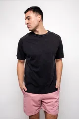 Short de baño celeste liso, con cordón ajustable, bolsillos laterales y suspensor interior de malla.