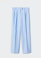 Pantalon de vestir de corte recto y tiro alto, color celeste con estampado de raya diplomática. Cuenta con bolsillos laterales, bolsillos traseros de ribete y cierre frontal oculto.