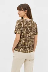 Remera de manga corta con cuello redondo a la base, confeccionada en algodón con diseño estampado de efecto abstracto.