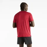 Remera deportiva New Balance Sport Essentials de manga corta y cuello redondo, color rojo oscuro, confeccionada en tejido de jersey ligero de poliéster con tecnología de secado rápido NB DRY y aberturas laterales para mayor transpirabilidad. Cuenta con el logotipo reflectante de la marca en el pecho.