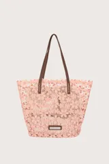 Bolso tipo tote de encaje rosa claro con diseño de flores, asas marrones y neceser interior beige.