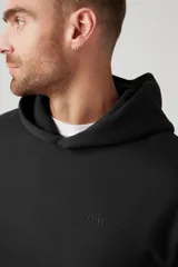Hoodie negro de Levi's con logo bordado en el pecho, bolsillo canguro y puños acanalados.