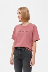 Remera de manga corta negra, con cuello redondo y estampado de texto blanco en el pecho.