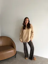 Pantalón tipo oxford de tiro alto con estampado animal print de leopardo, confeccionado en tela con caída fluida.