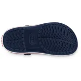 Zuecos Crocs modelo Crocband™ en color lila claro con plataforma blanca y una línea decorativa morada. Presentan el diseño clásico con orificios de ventilación y tira trasera ajustable.