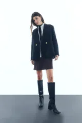 Vestido corto de lurex rosado con breteles finos y escote en V.