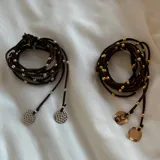 Corbatín marrón de gamuza con pelotitas plateadas y doradas.