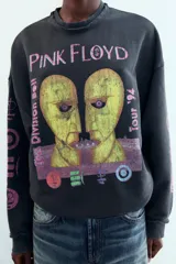 Sudadera de cuello redondo y manga larga con efecto lavado, color gris oscuro. Presenta un estampado frontal con el diseño de "The Division Bell Tour '94" de Pink Floyd y detalles estampados en las mangas. Cuenta con acabados en rib y bordes con efecto desgastado.