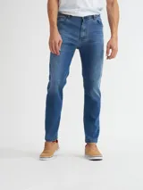 Pantalón de jean azul de corte recto.