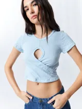 Remera de manga corta color verde lima, ajustada al cuerpo, con un corte cruzado en la parte inferior y un recorte en forma de corazón en el centro del pecho.