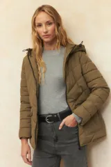 Campera puffer color verde oliva, con capucha, cierre frontal, bolsillos laterales con solapa y elástico en la cintura.