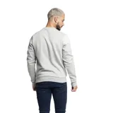 Buzo gris melange de corte clásico, cuello redondo y puños acanalados. Logo de Umbro bordado en el pecho.