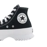Zapatillas Converse Chuck Taylor All Star Lugged de caña alta color negro, con cordones blancos y suela de goma blanca con diseño dentado.
