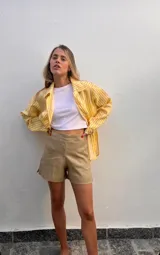 Short color beige de lino 100%.