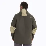Campera impermeable Merrell modelo Bravo Hard Shell, diseñada para actividades outdoor. Presenta un diseño bicolor en tonos verde oliva y beige, con capucha ajustable, cierre frontal completo y bolsillo en el pecho con cierre. Confeccionada en tejido ripstop con costuras selladas para mayor protección contra el agua y el viento.