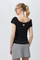 Top color beige de manga corta con escote amplio.